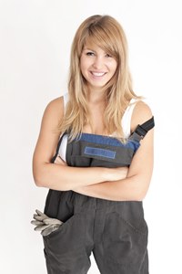 Frau im Blaumann mit Top