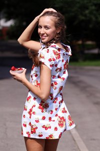 Früchte Prints - Frau mit Erdbeerkleid