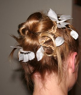Frau mit Haartresse