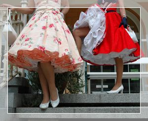 Zwei Damen mit Tellerrock und Petticoat